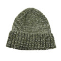 Grupo de idade dos adultos e estilo listrado slouch beanie